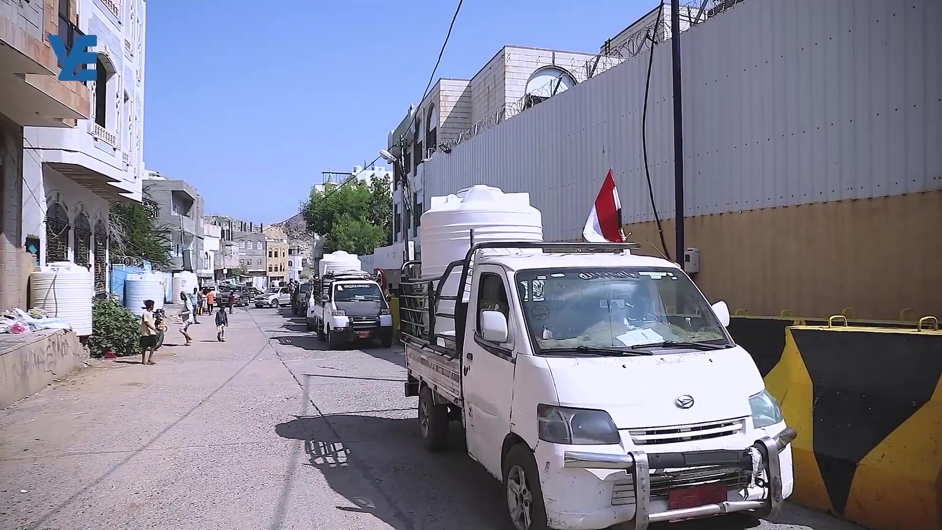 Taiz locals send food supplies to back the army on the Maqbanah front