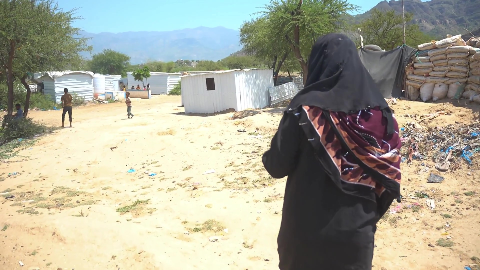 Families flee Houthi shelling in Taiz with nothing